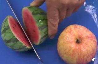 雨阴吃瓜,尽享悠闲吃瓜时光