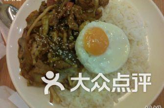 大连西安路吃瓜,夏日吃瓜盛地，街头巷尾的清凉记忆