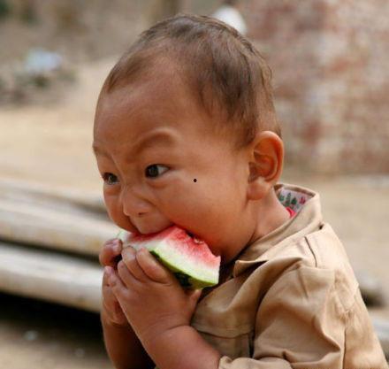 小男孩摔瓜式吃瓜,小男孩的独特美食体验