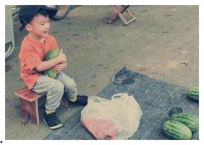 小男孩摔瓜式吃瓜,小男孩的独特美食体验