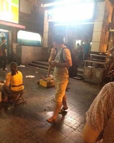 晚上吵架吃瓜现场,一场吃瓜群众的围观盛宴