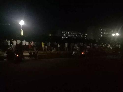 吃瓜下沉广场,吃瓜群众在下沉广场的欢乐时光