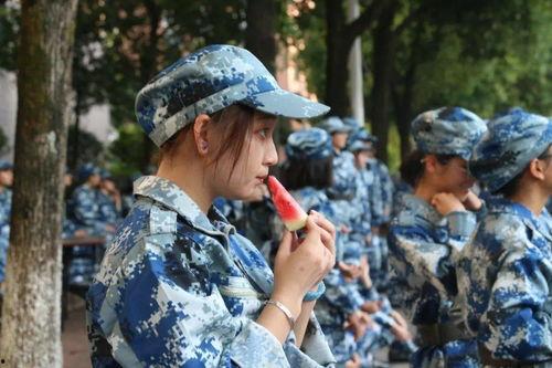 军训前吃瓜,吃瓜群众如何度过悠闲时光？