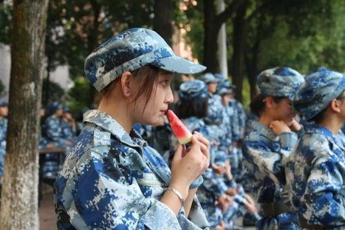 军训女生 吃瓜,揭秘军营里的欢乐时光