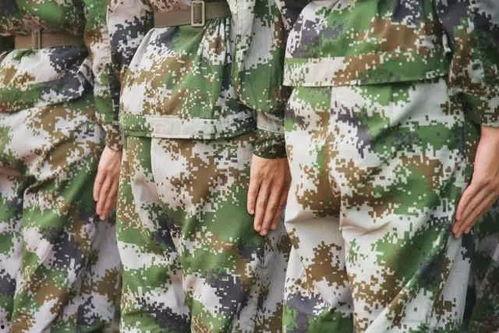 军训女生 吃瓜,揭秘军营里的欢乐时光