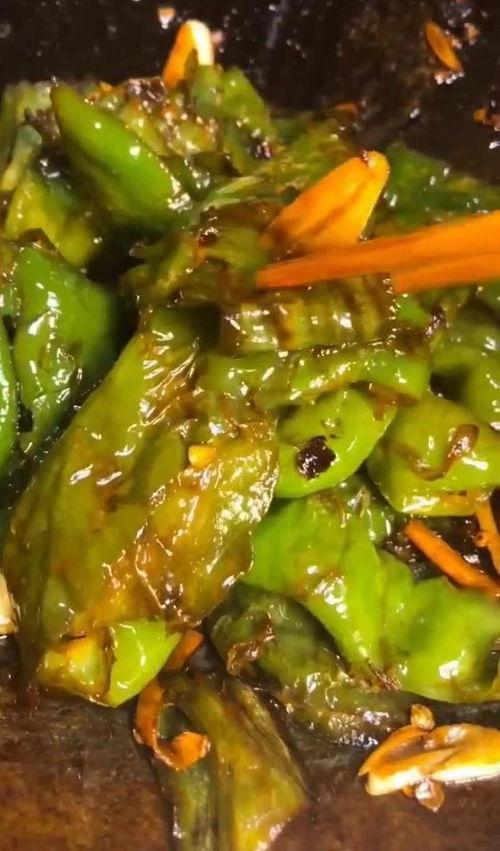 农村兄弟吃蜜瓜,农村兄弟共享蜜瓜甜蜜时光